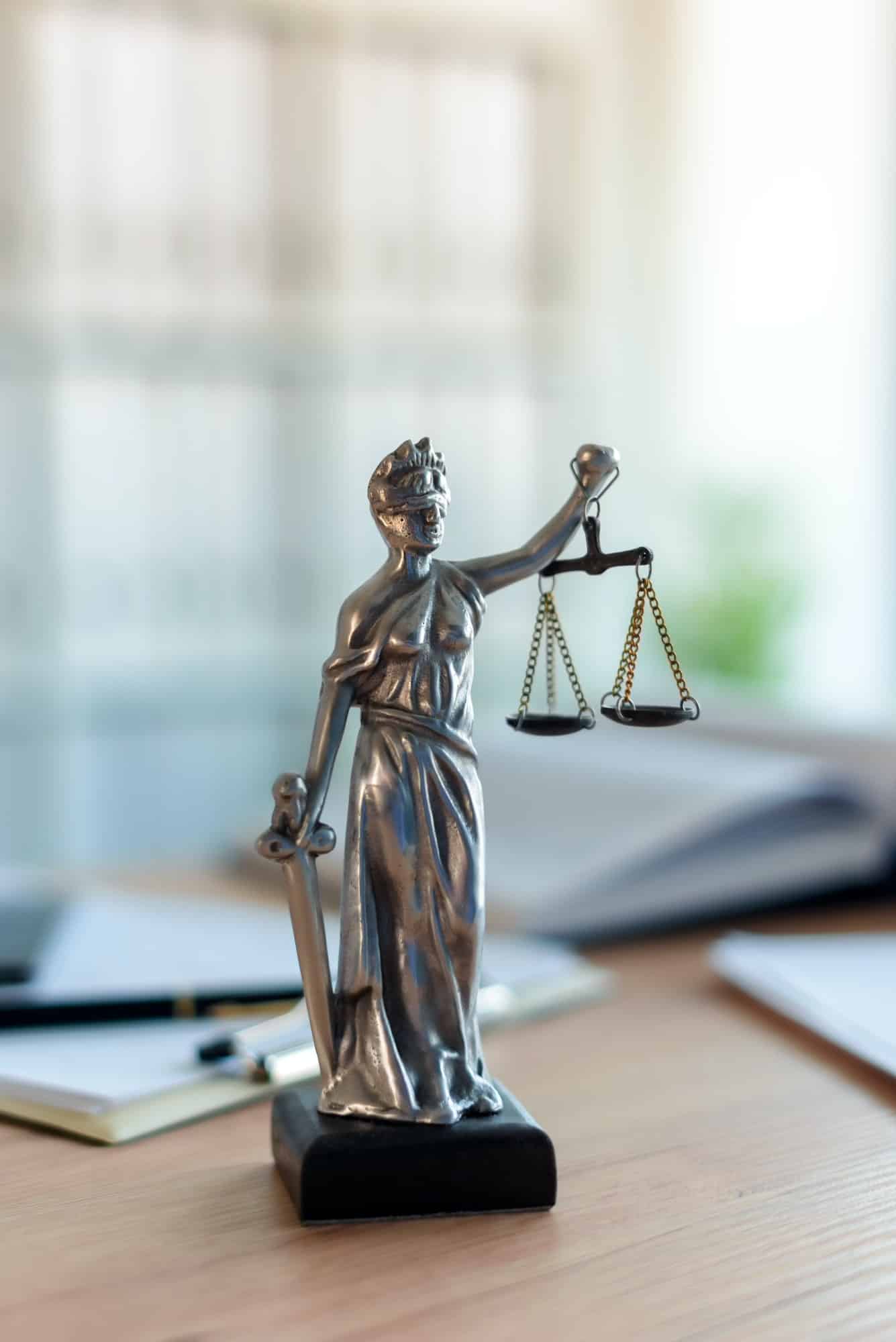 Το άγαλμα της Δικαιοσύνης σε δικηγορικό γραφείο